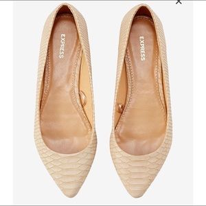 Snakeskin pointed toe flats in ivory - size 9